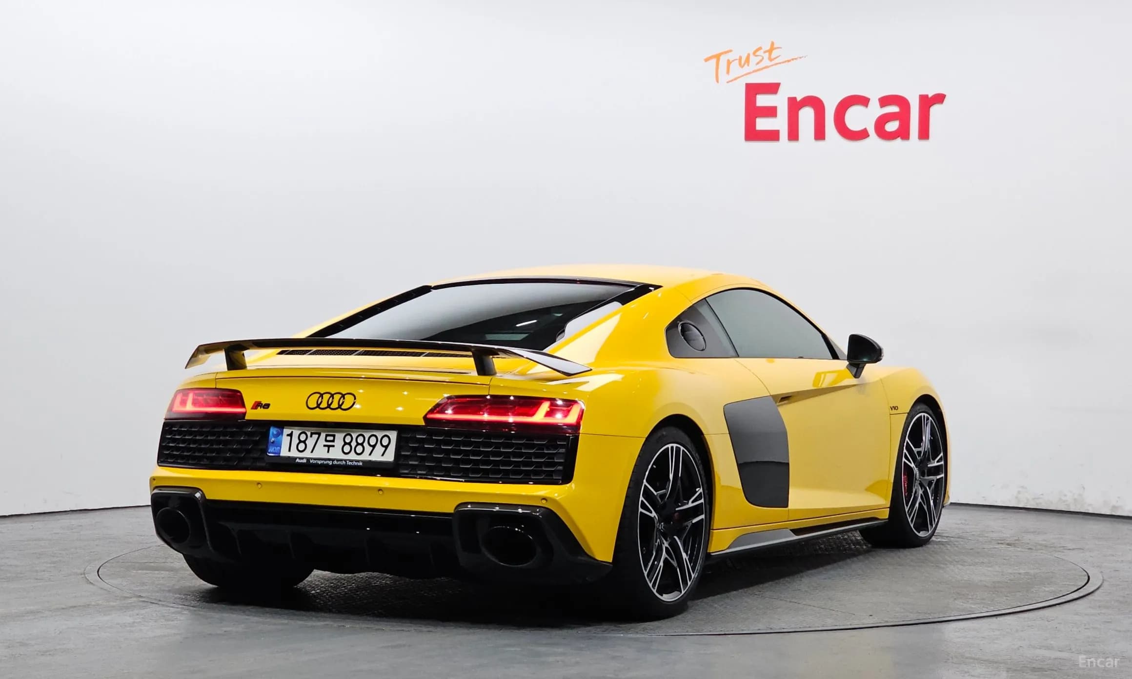 R8 (4S)