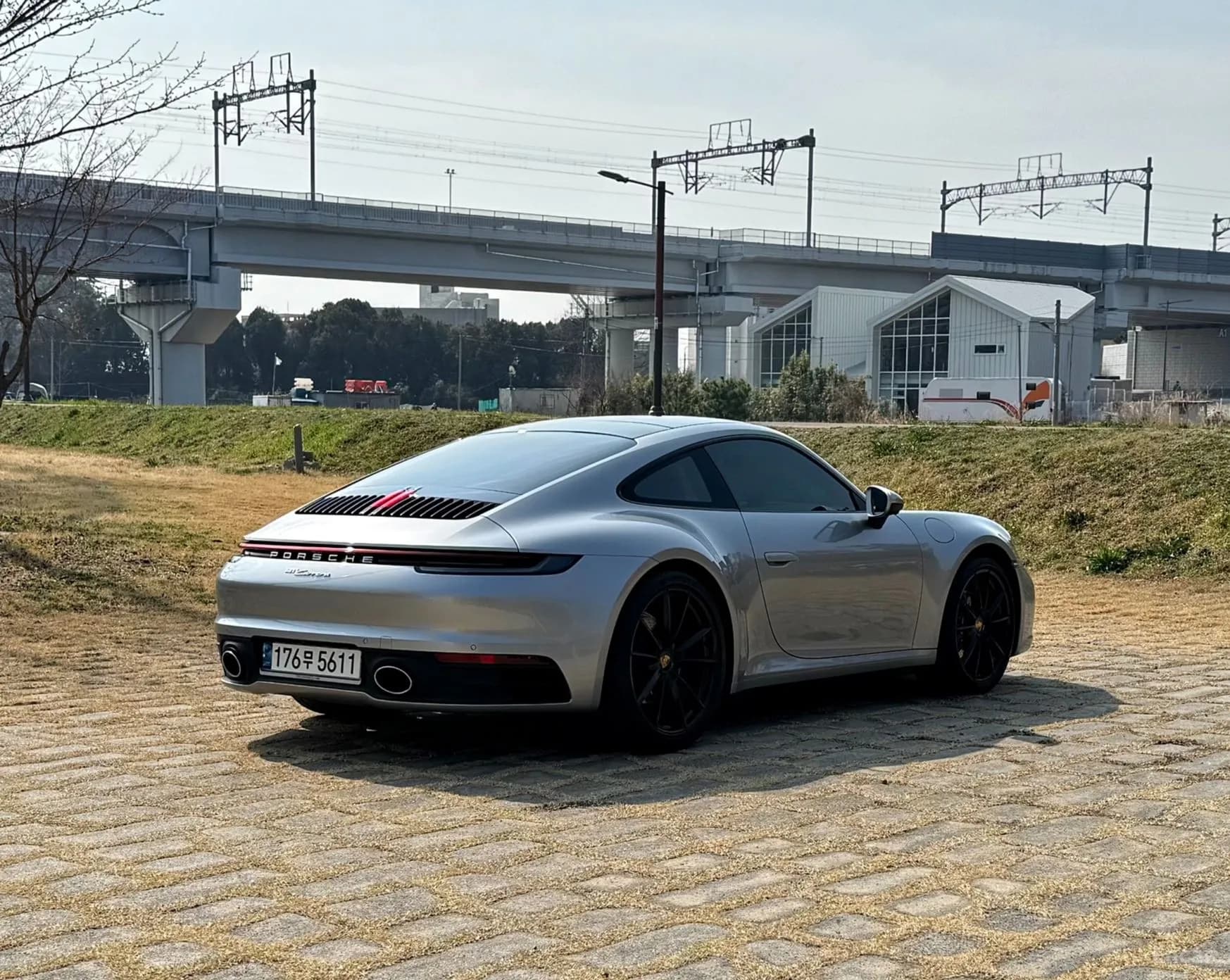 911 (992)