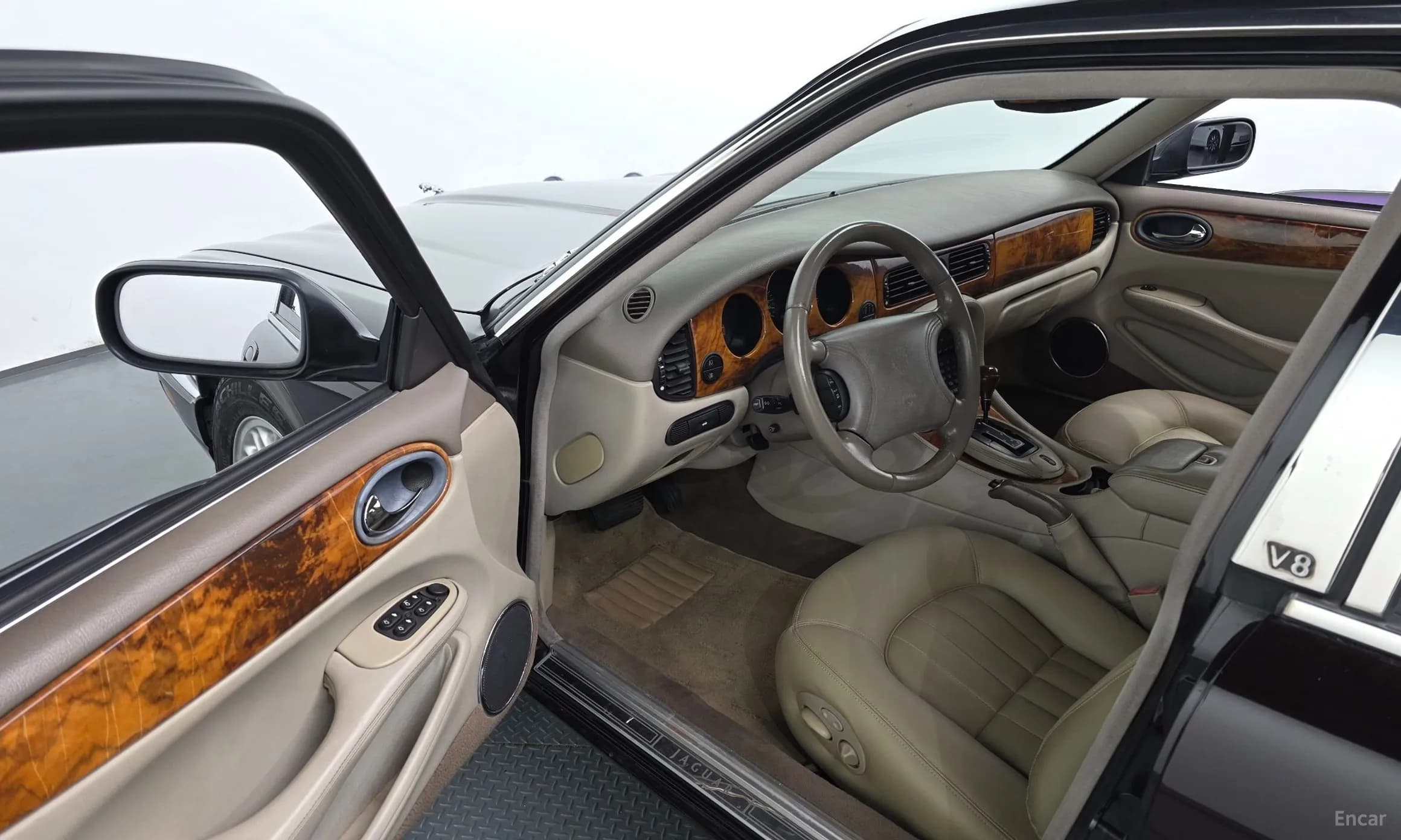 XJ-8