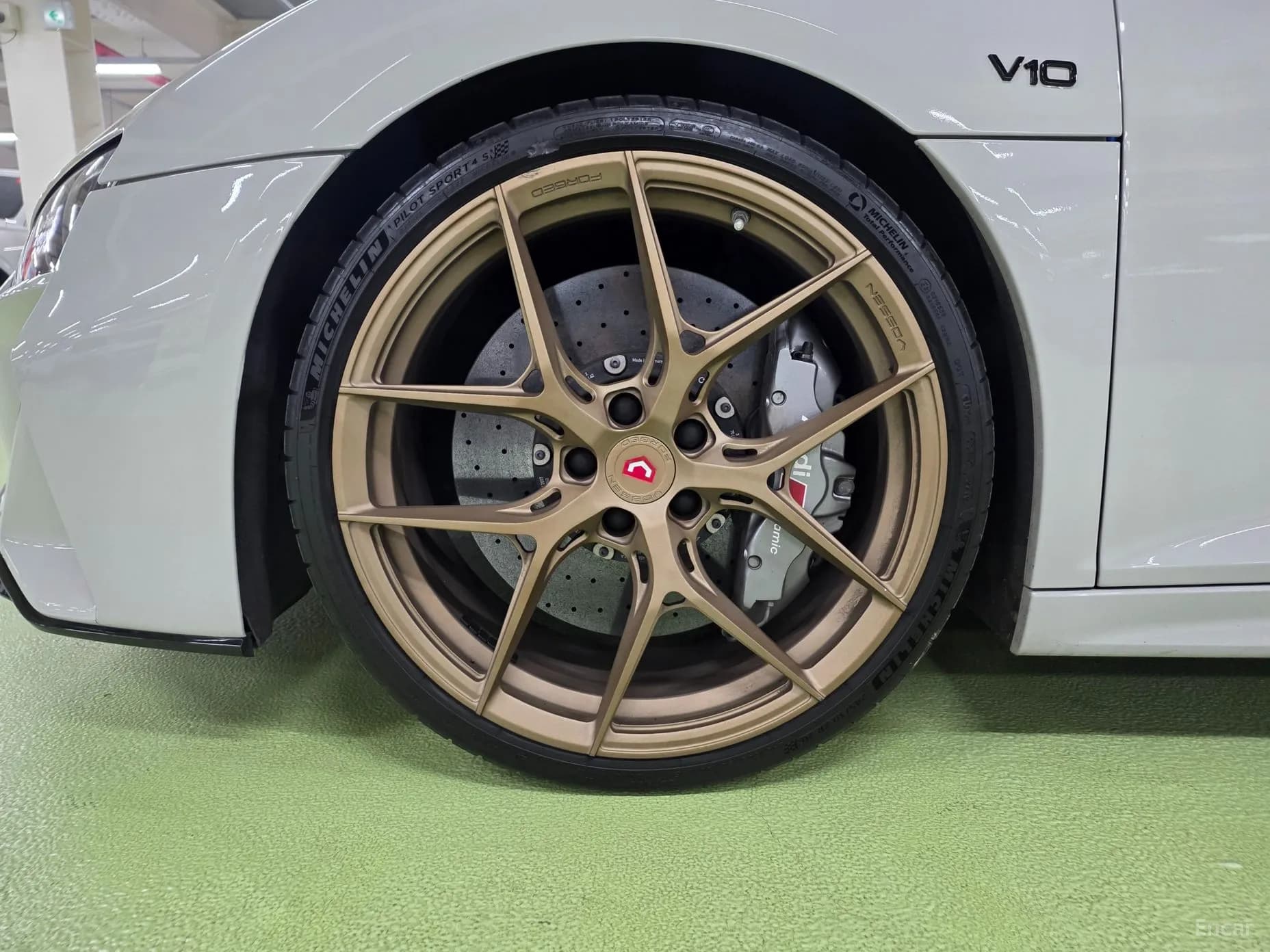 R8 (4S)