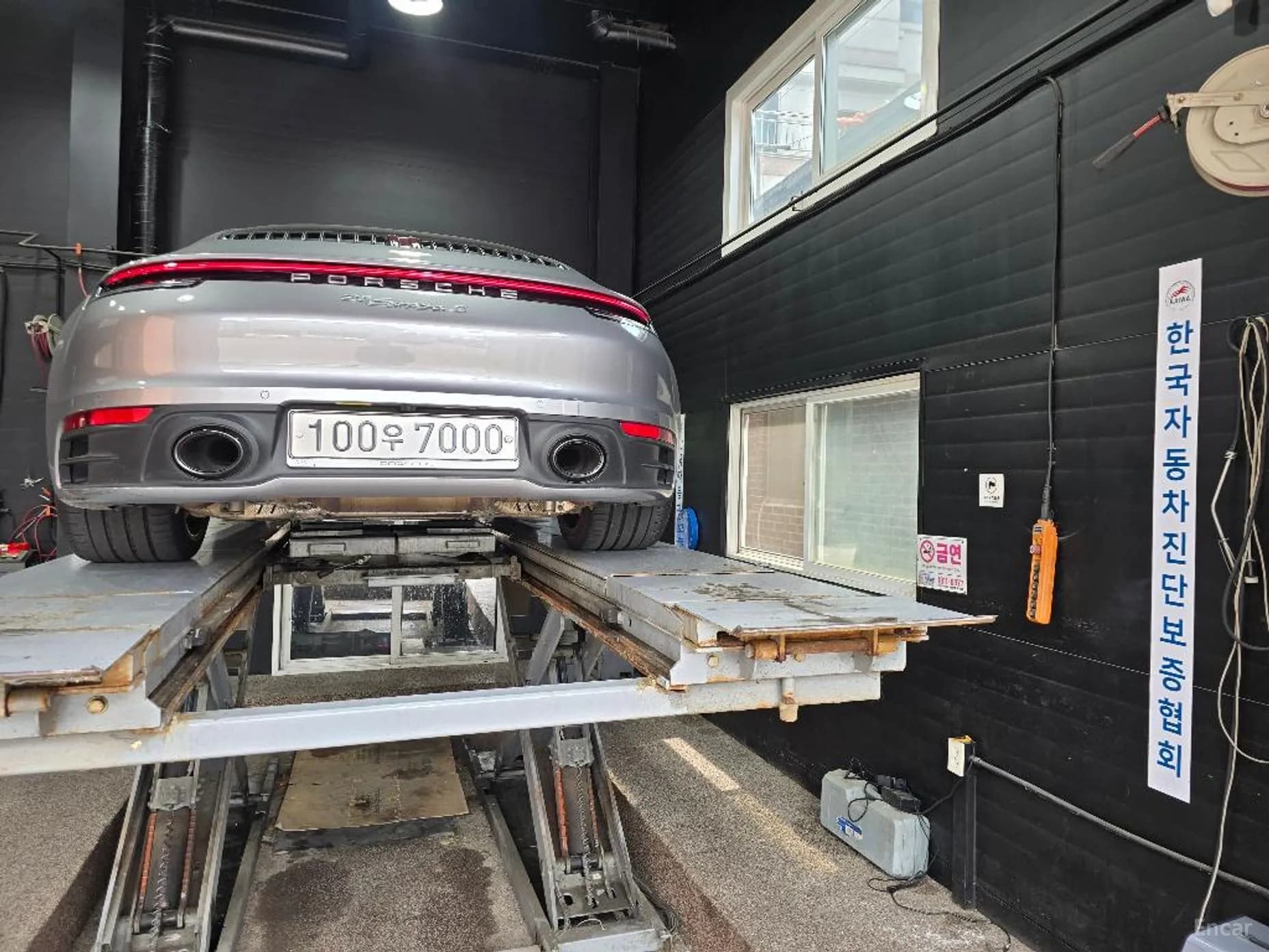 911 (992)
