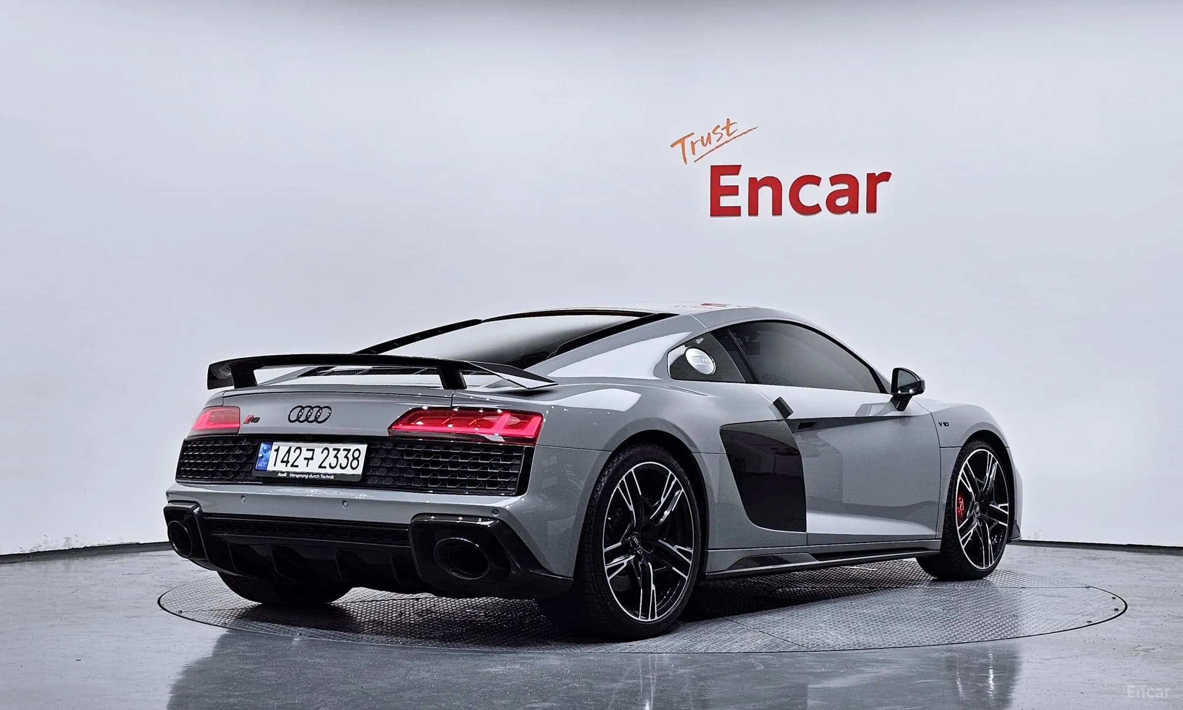R8 (4S)