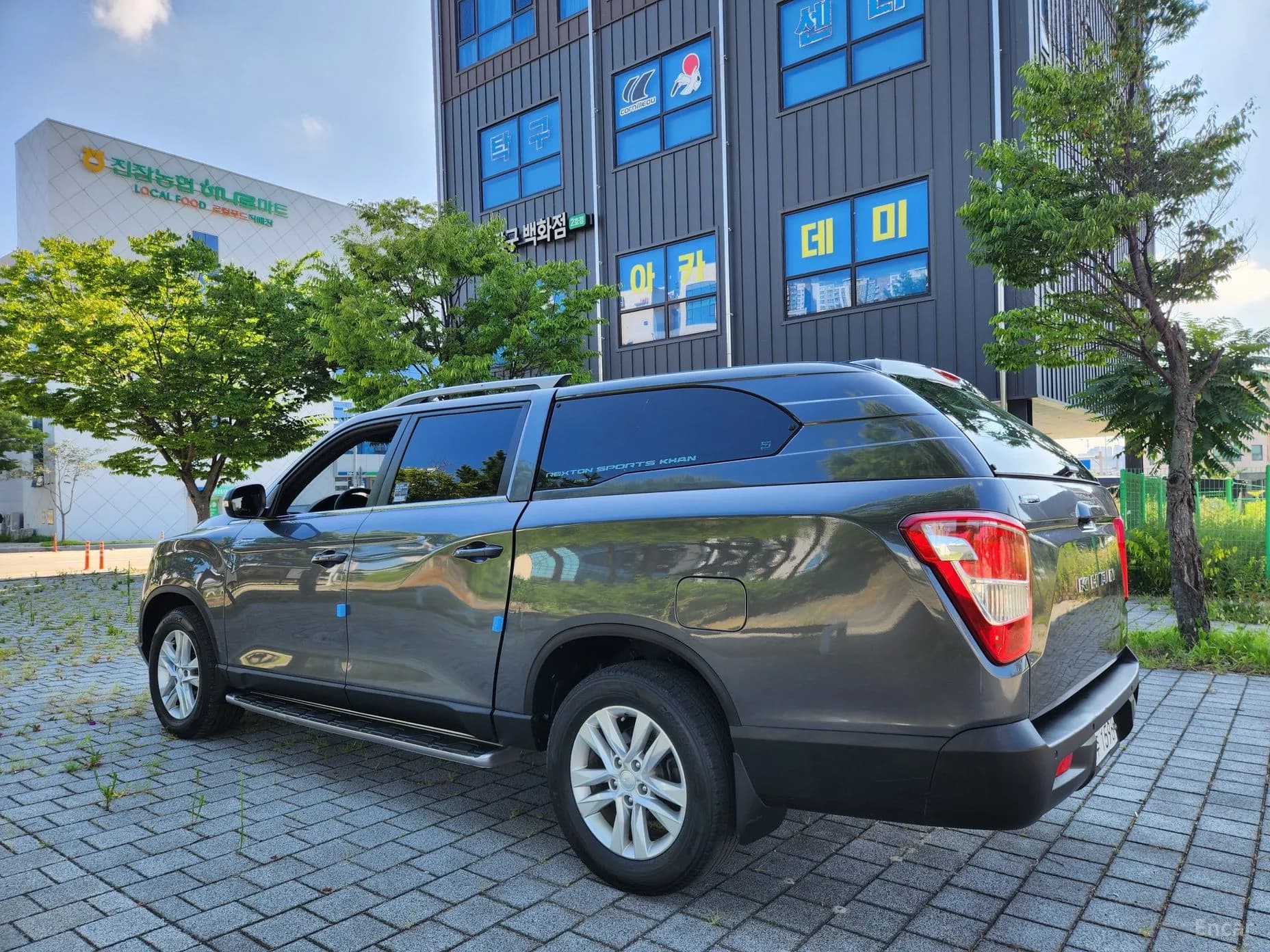 Rexton Sports Khan
