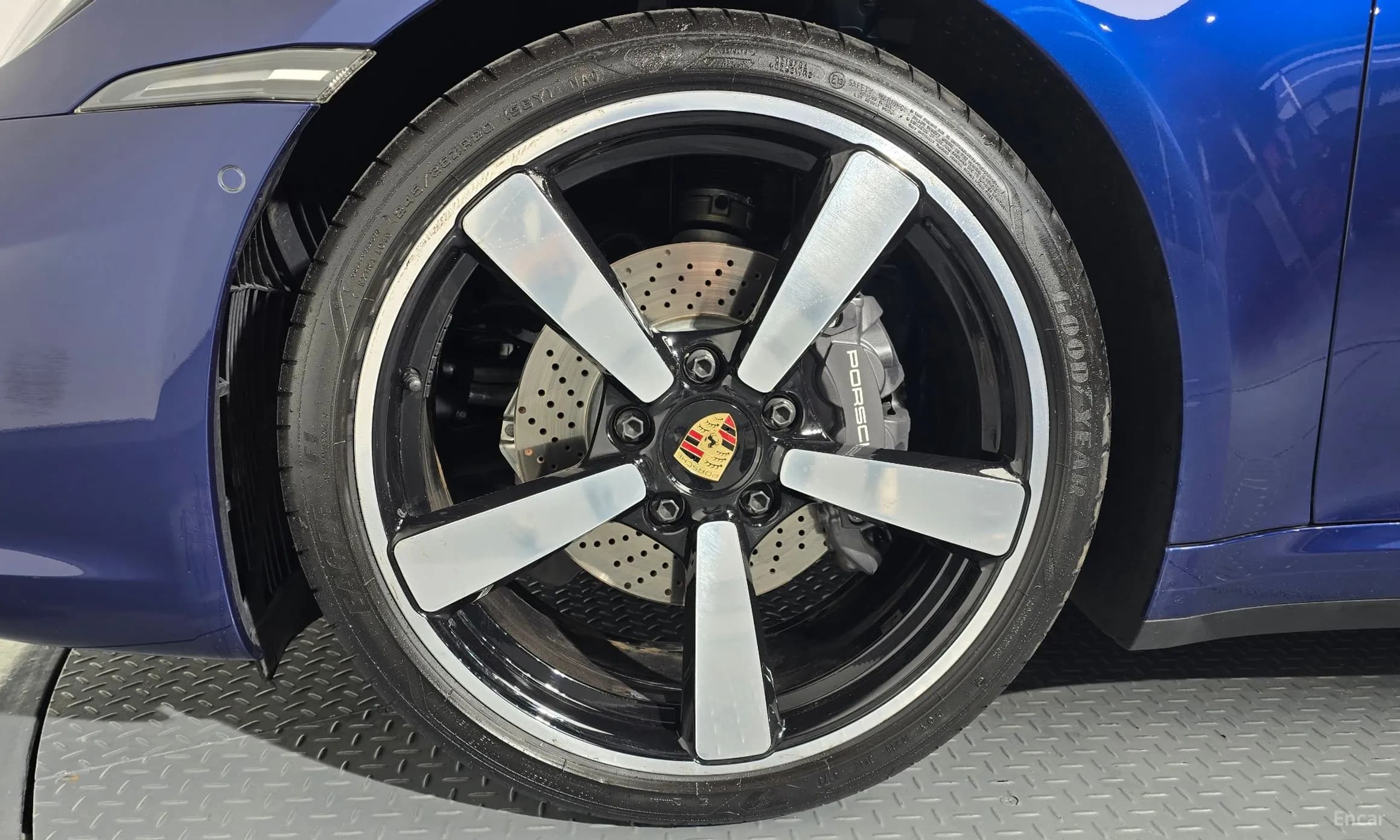 911 (992)
