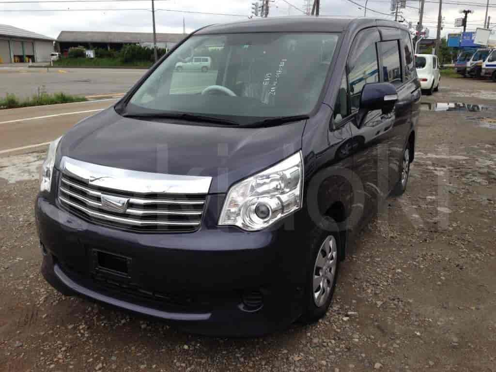 Toyota Noah 1