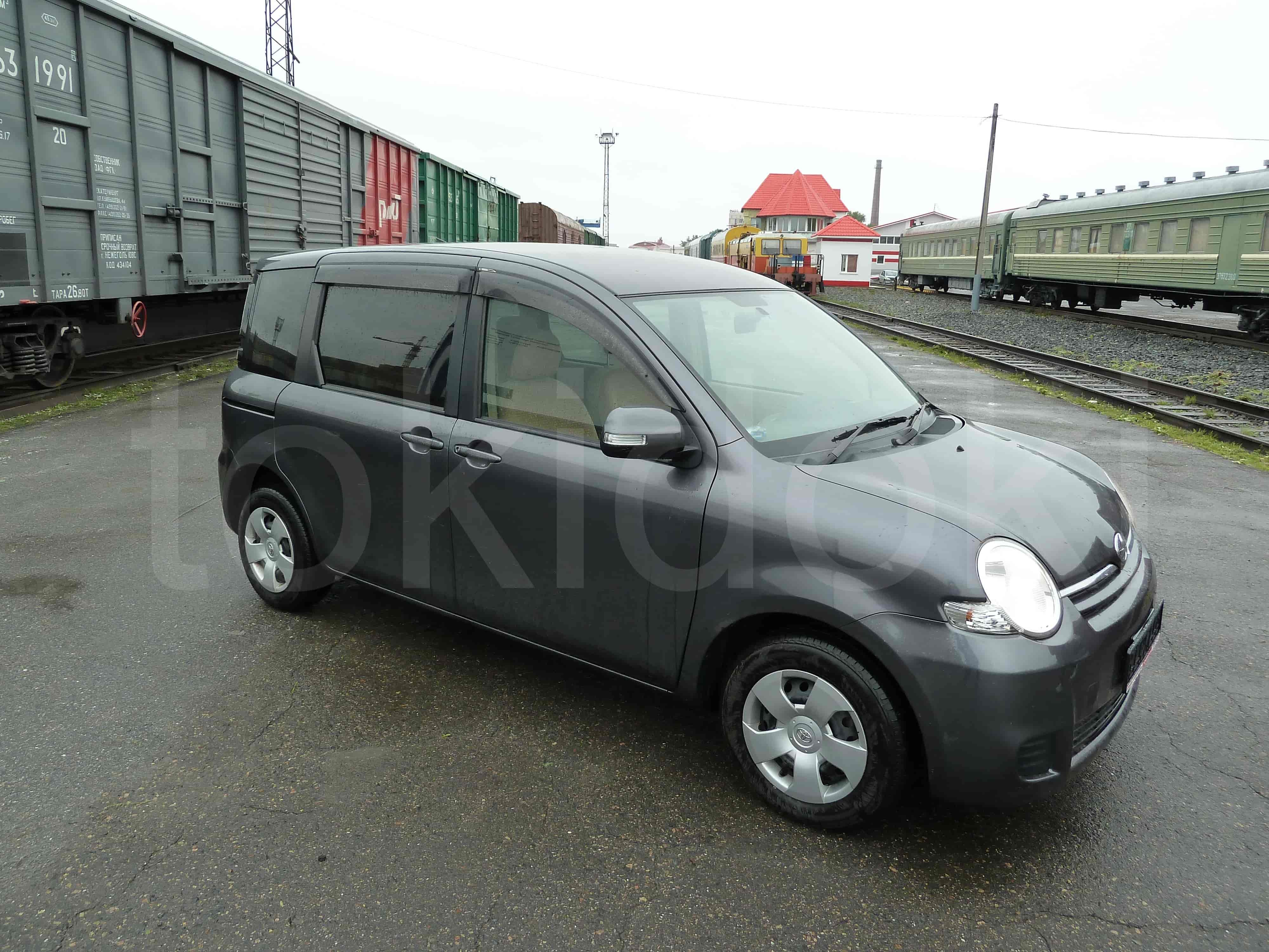 Toyota Sienta 3