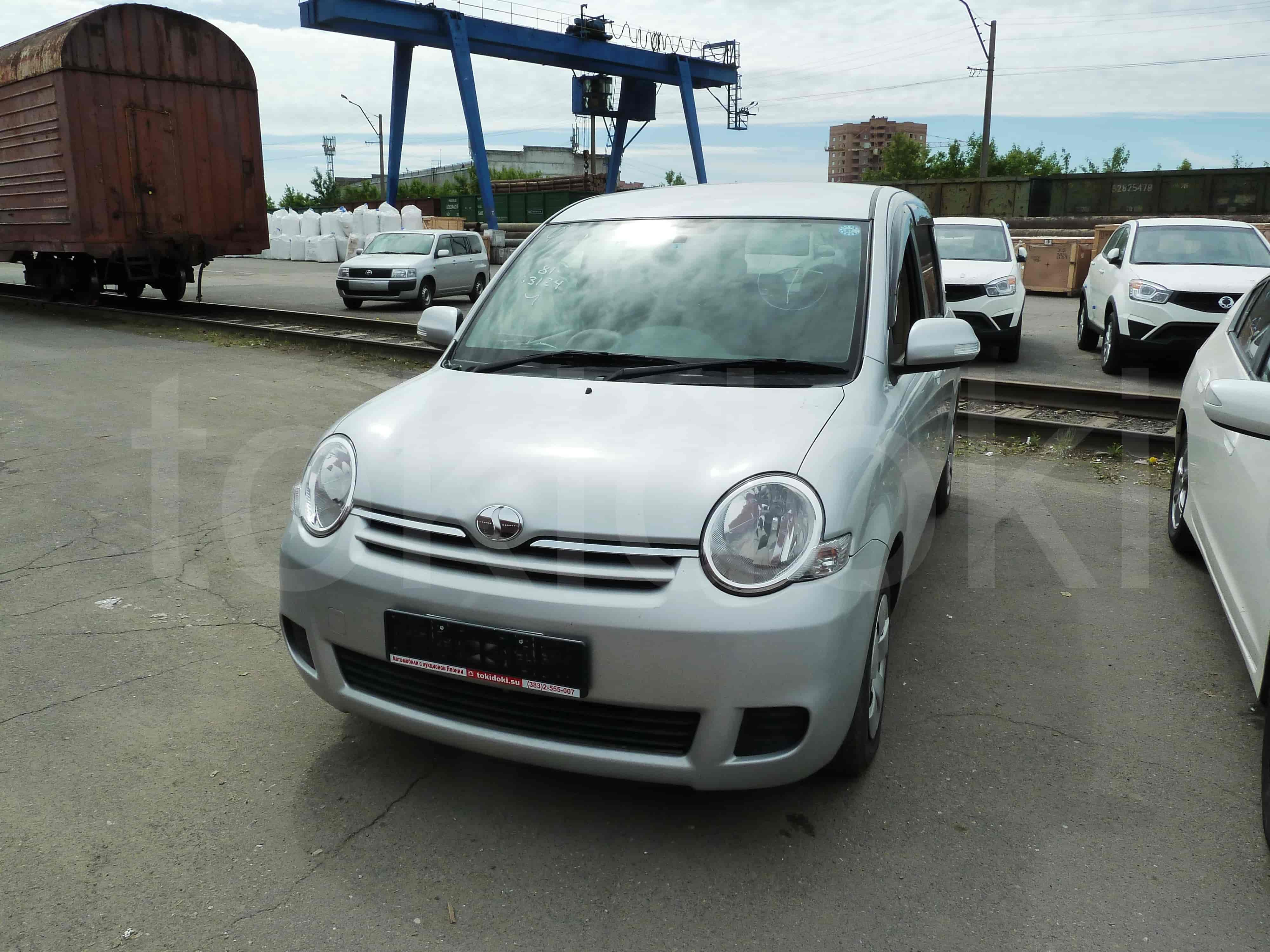 Toyota Sienta 4