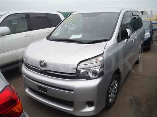 Toyota Voxy 1