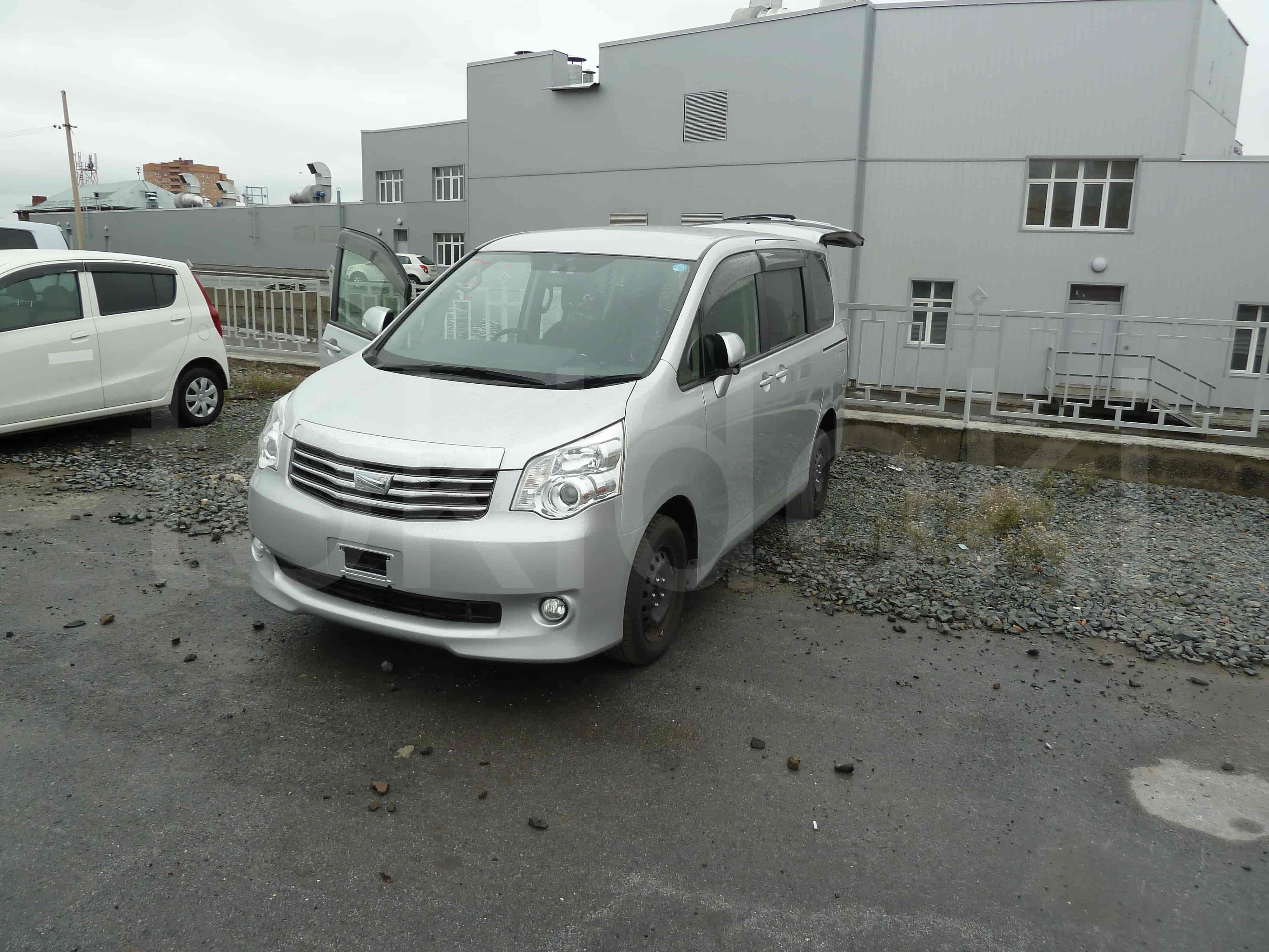 Toyota Noah 2