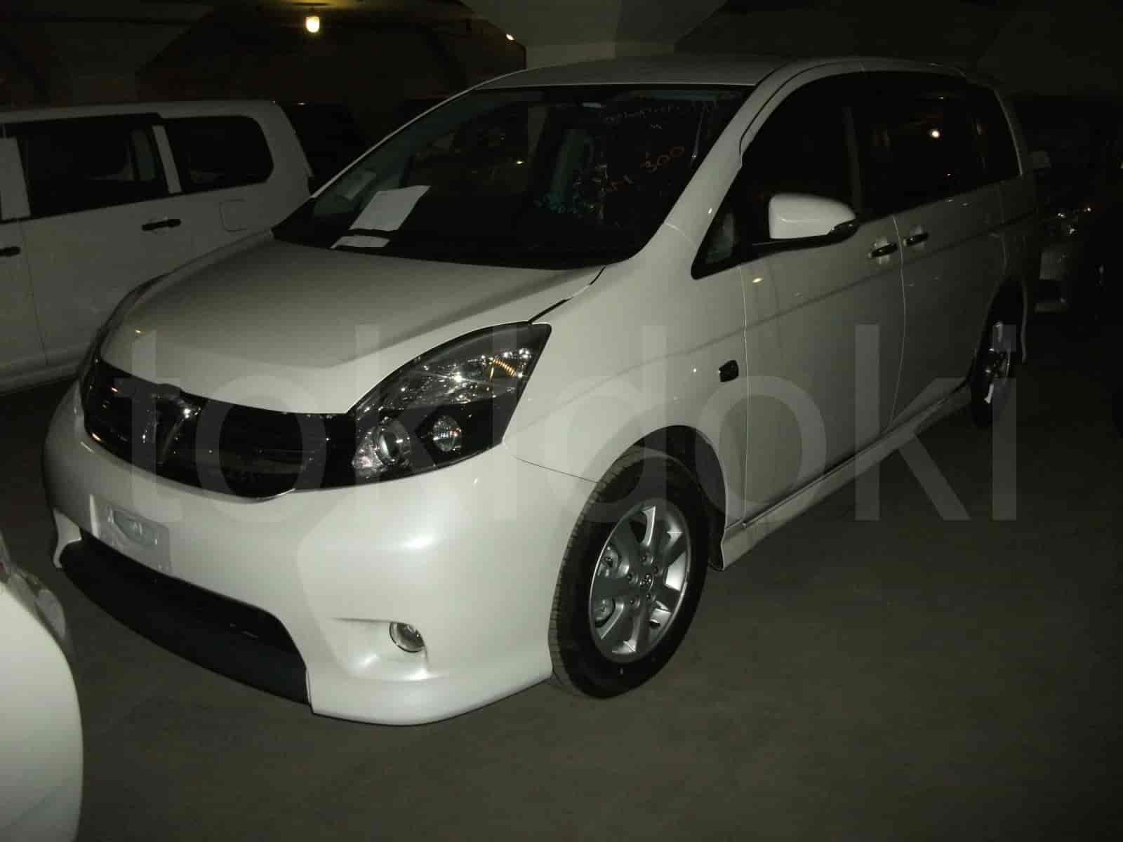 Toyota Isis Platana
