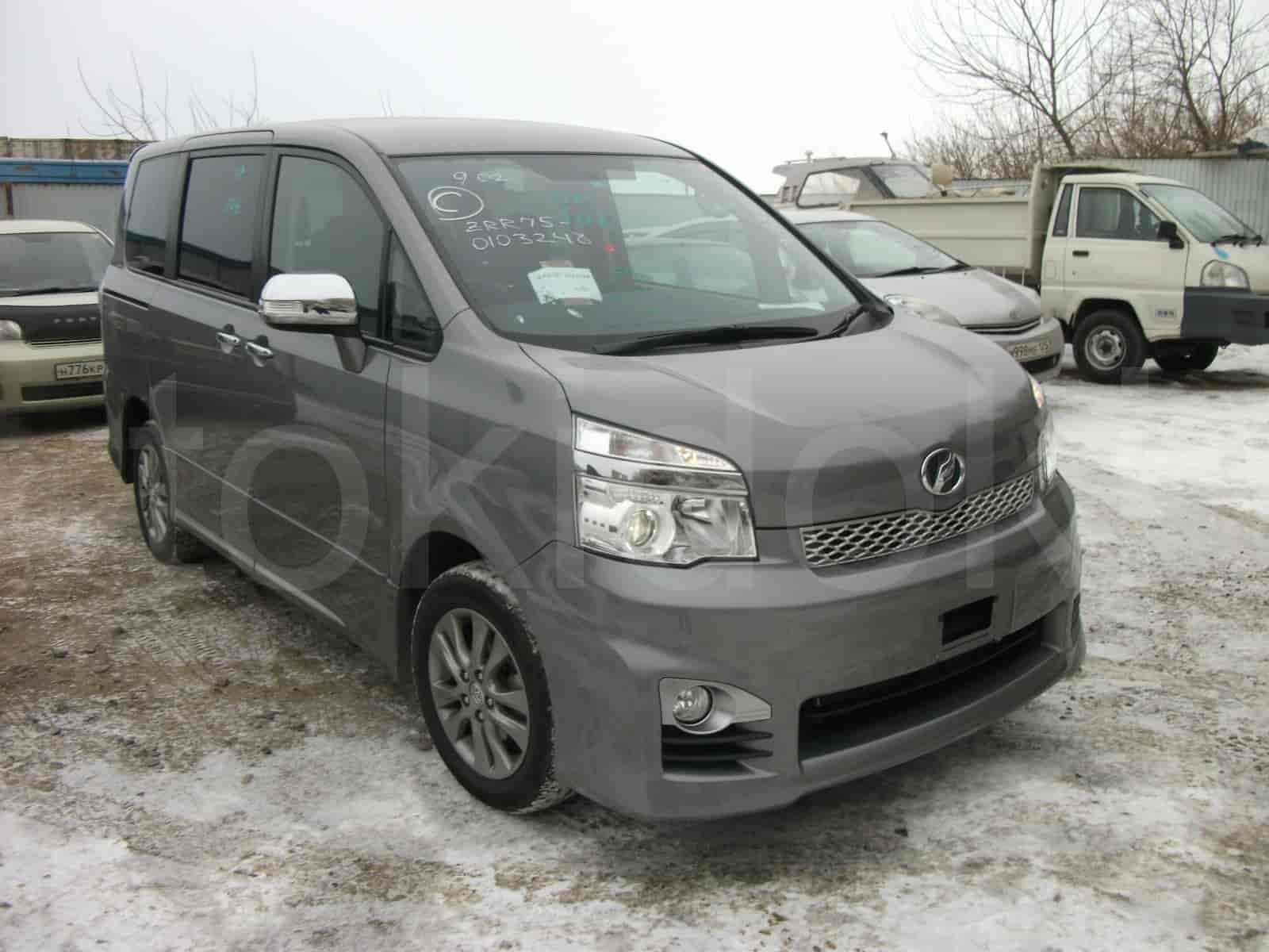 Toyota Voxy 2