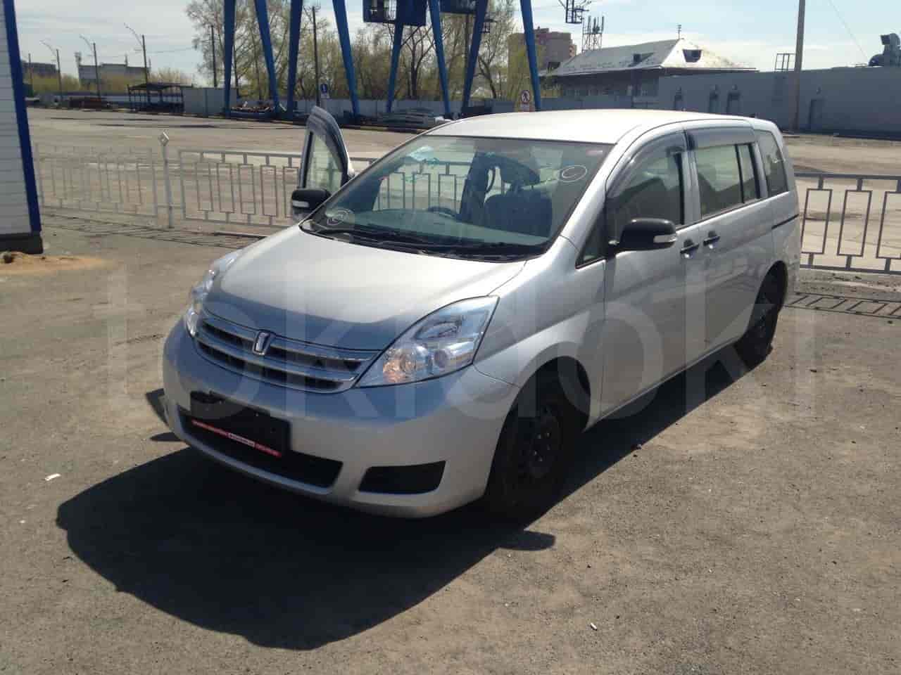 Toyota Isis 2