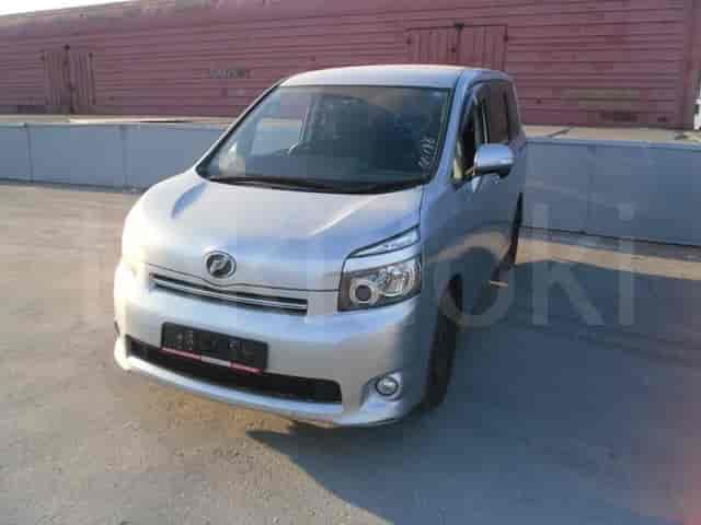 Toyota Voxy 4