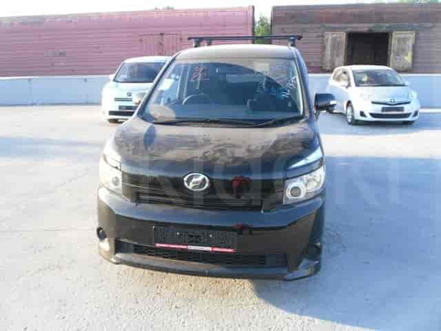 Toyota Voxy 3