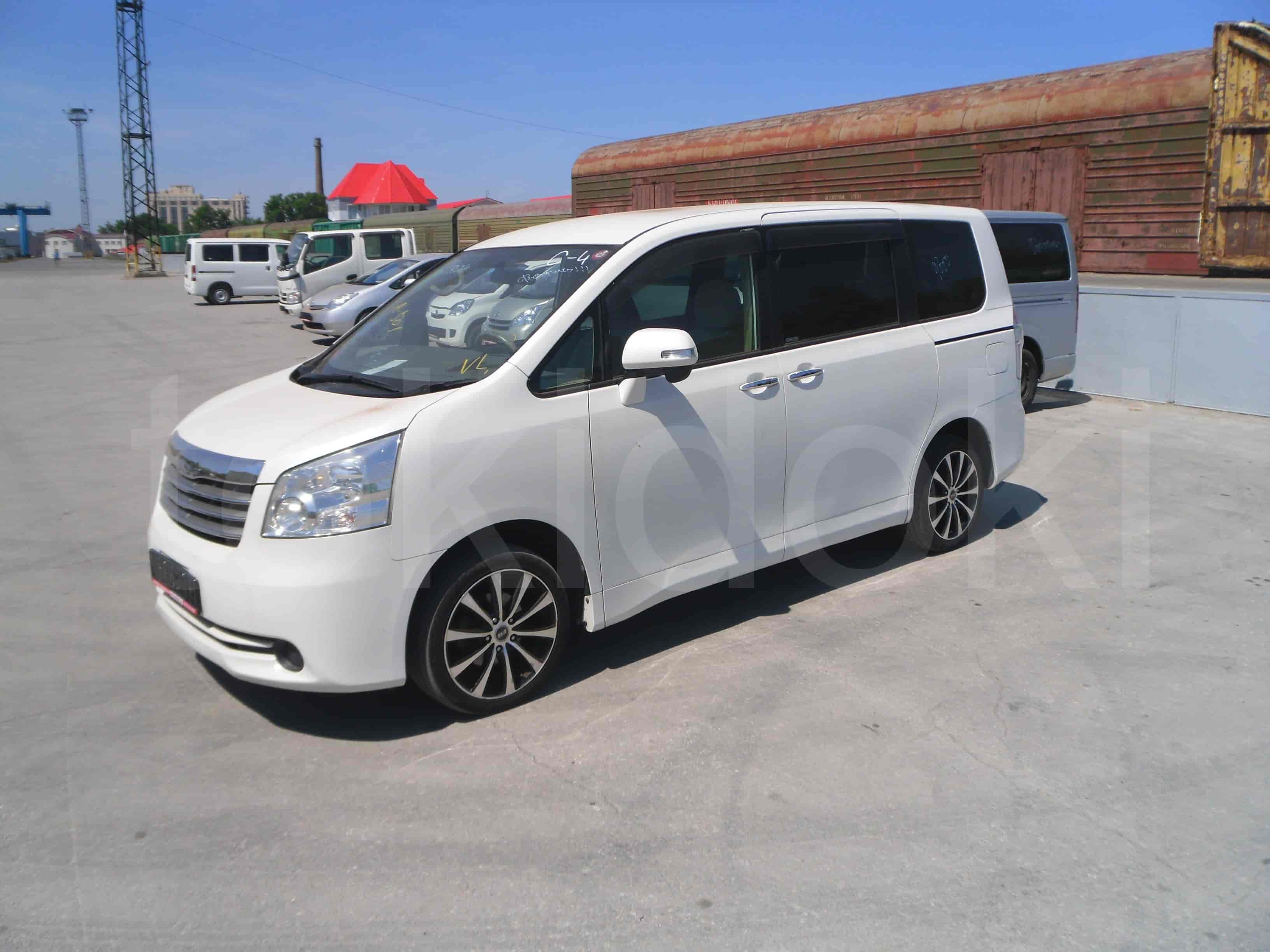 Toyota Noah 3