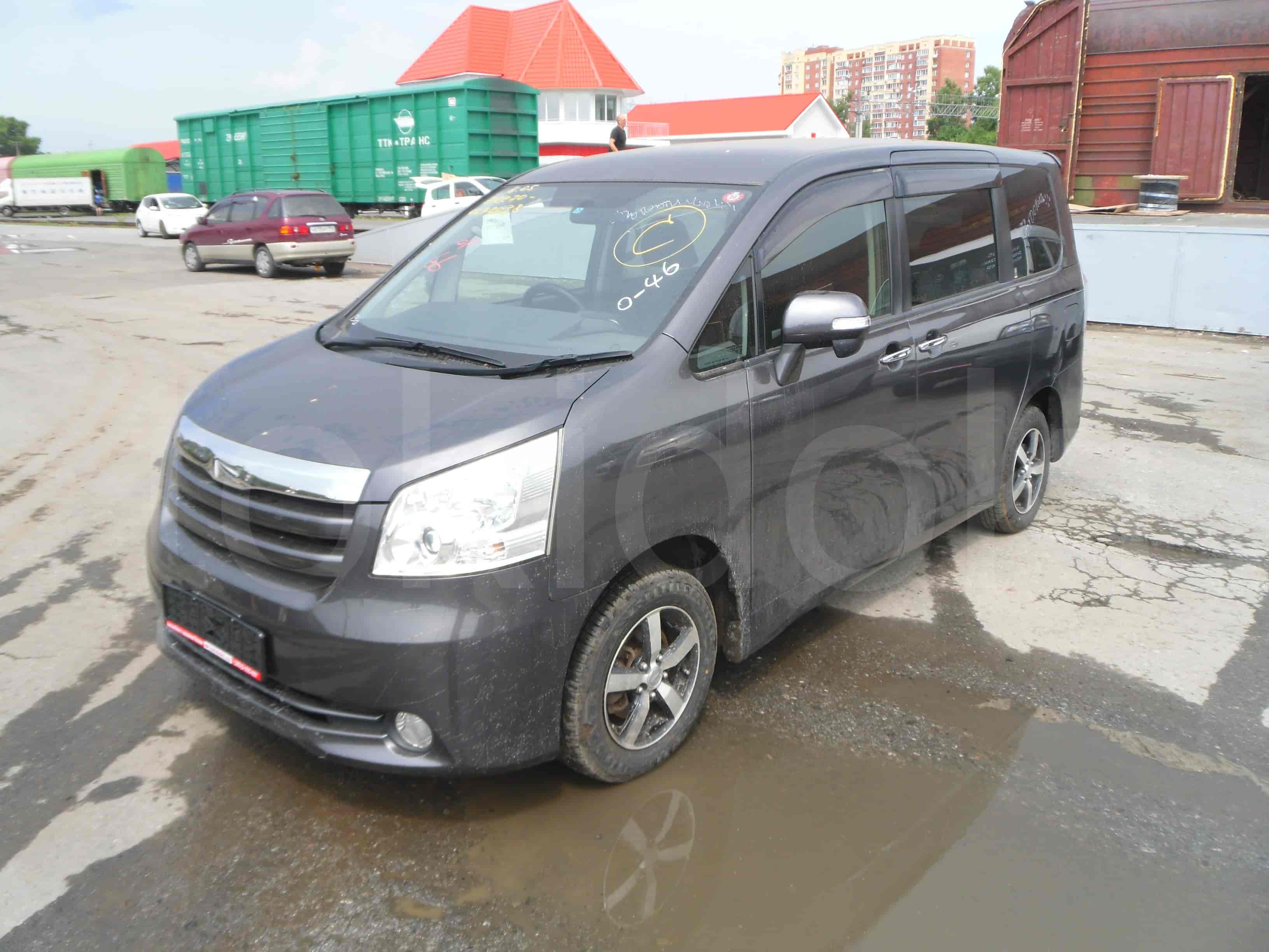 Toyota Noah 4