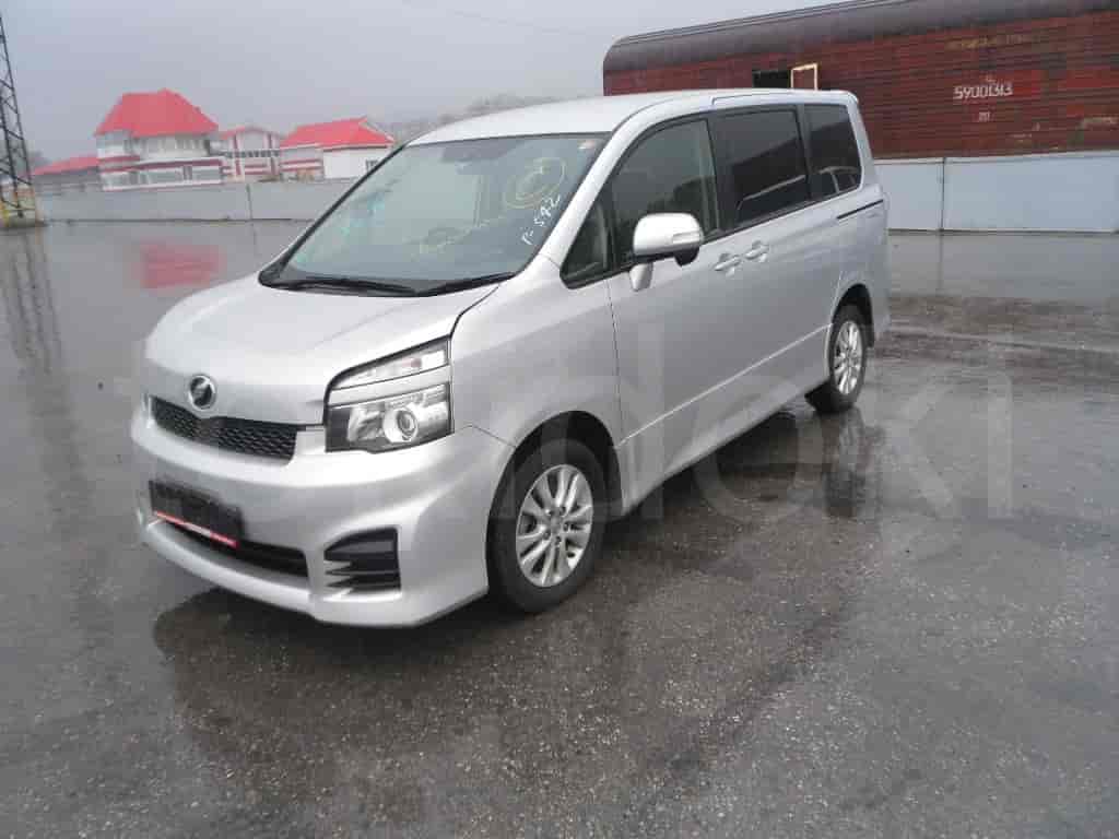 Toyota Voxy 5