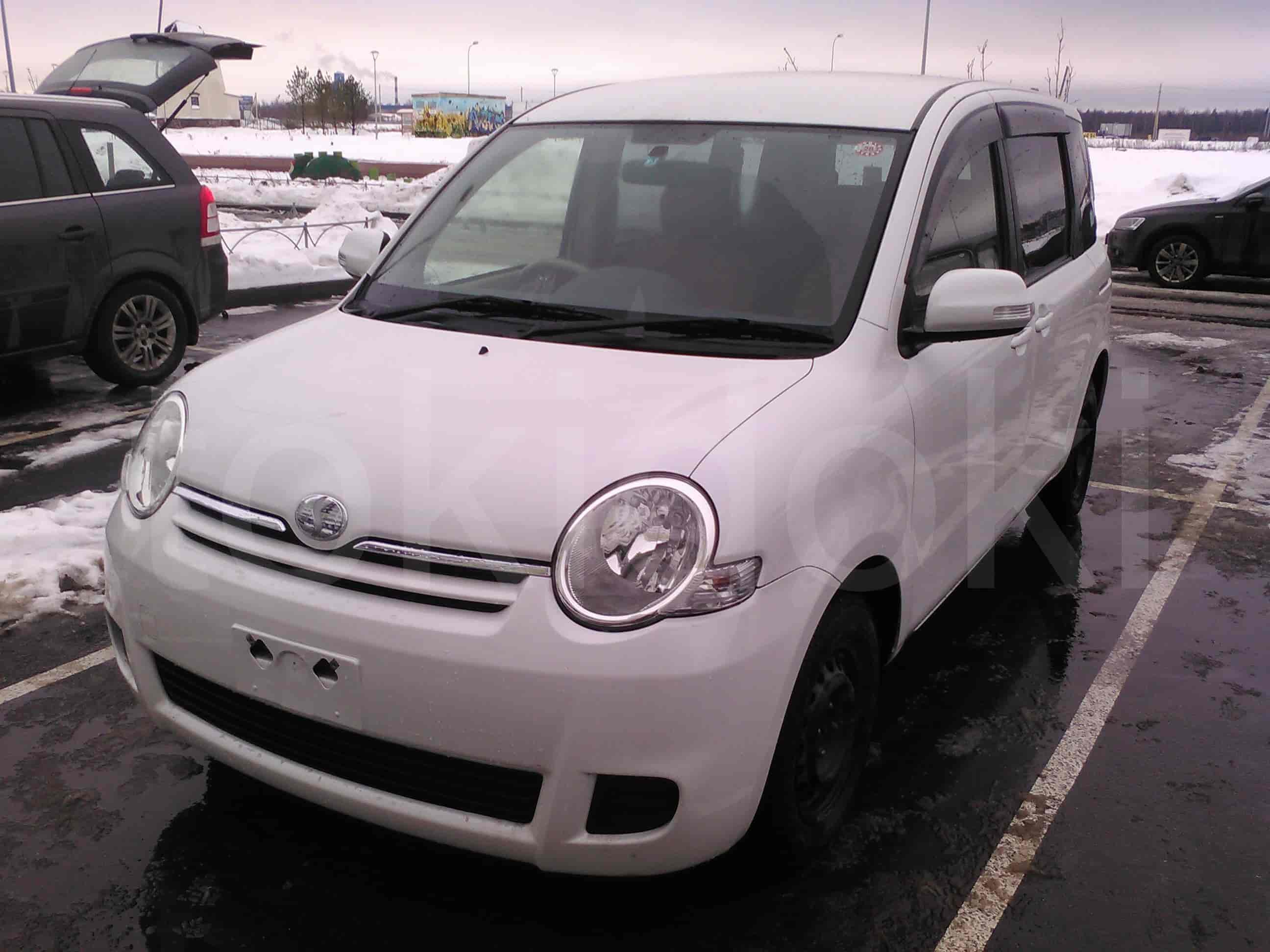 Toyota Sienta 9