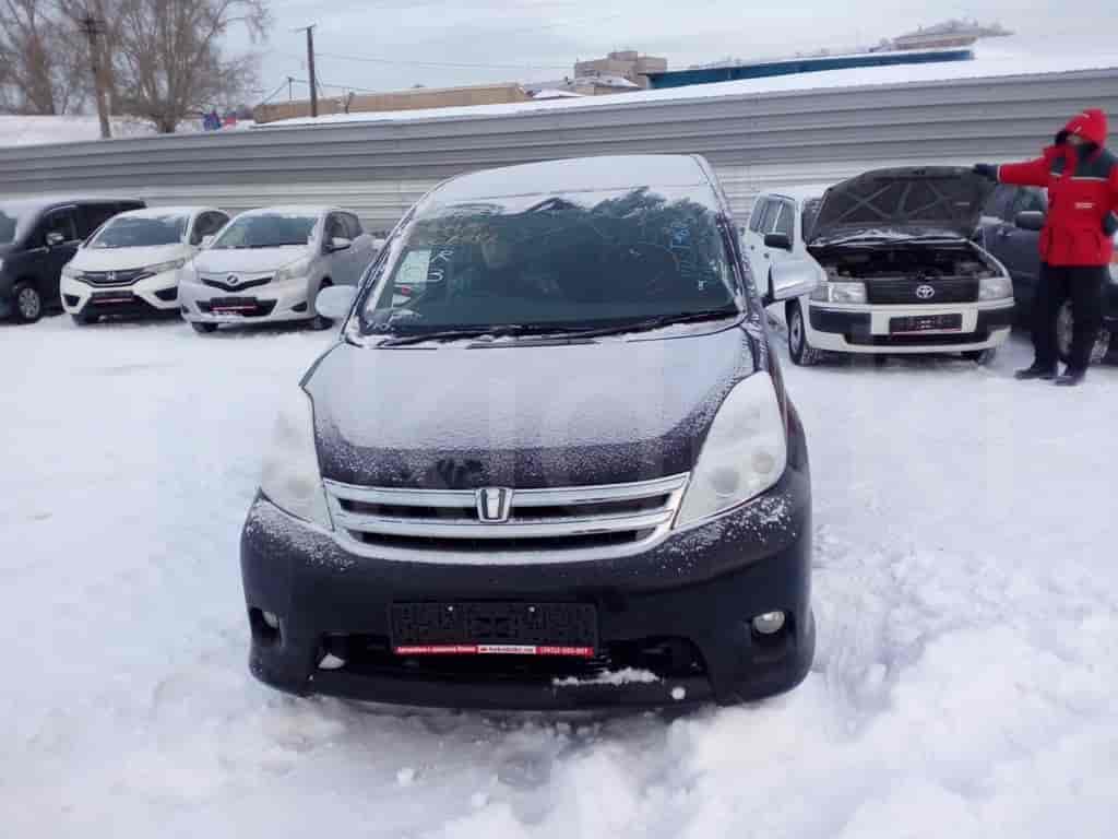 Toyota Isis 5