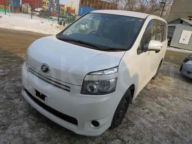 Toyota Voxy 8