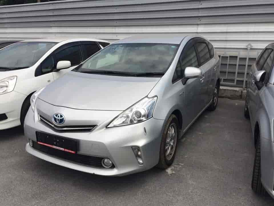 Toyota Prius Alpha 4