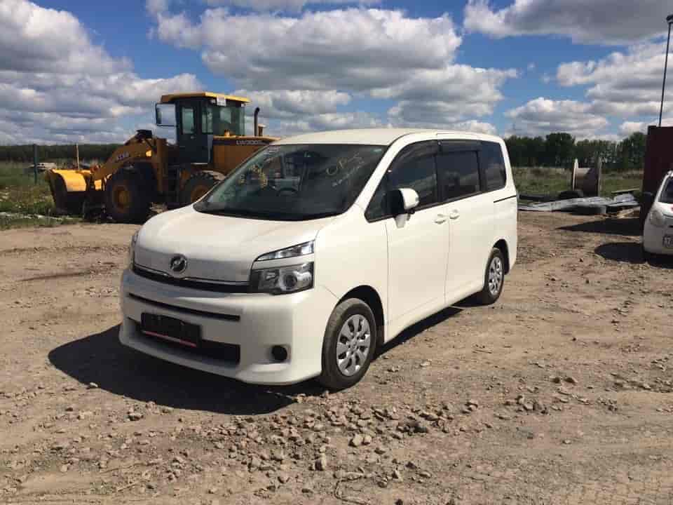 Toyota Voxy 9