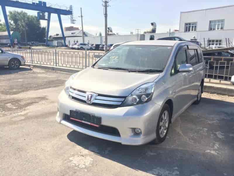 Toyota Isis 6