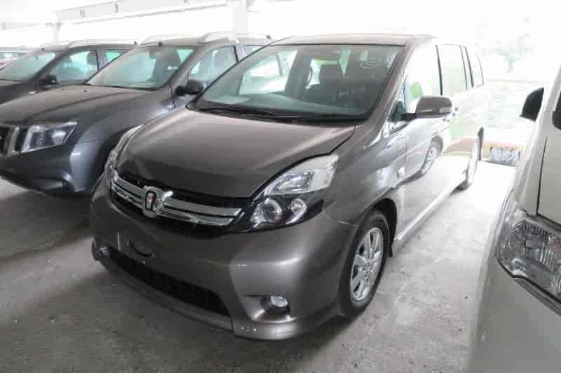 Toyota Isis 7