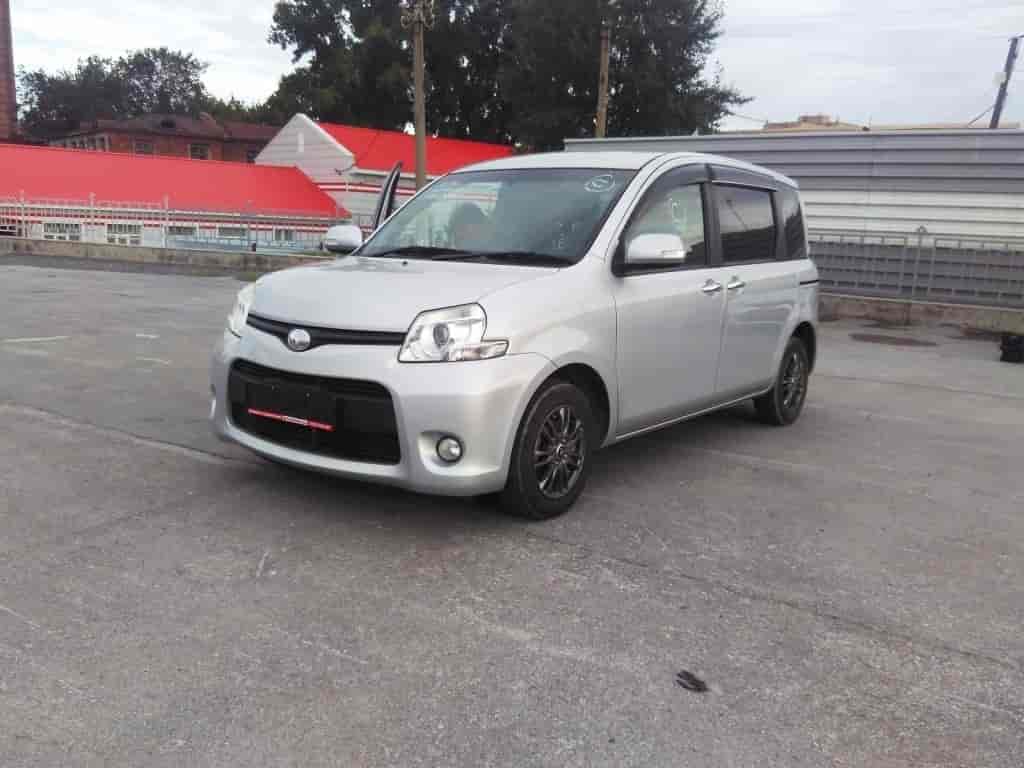 Toyota Sienta 4