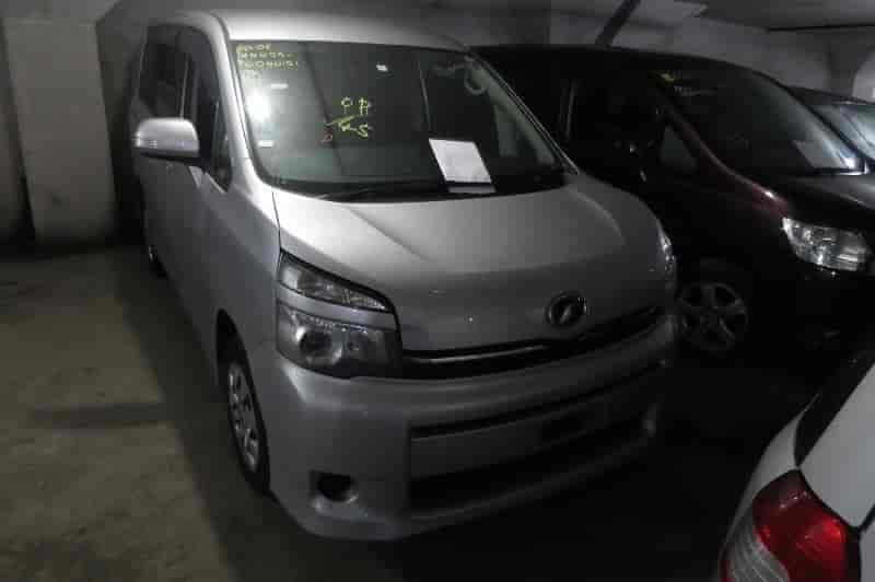 Toyota Voxy 10