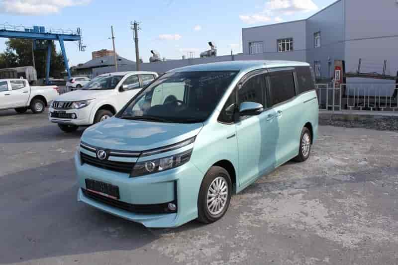 Toyota Voxy 11