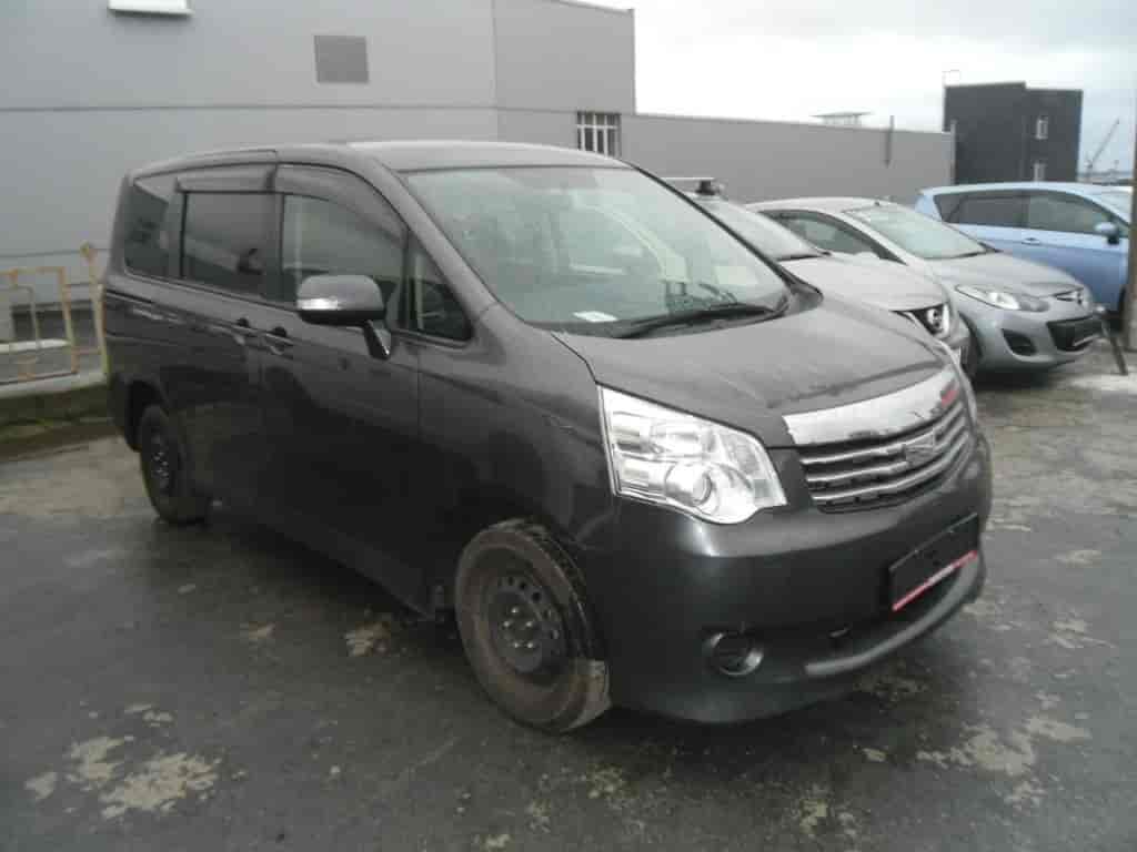 Toyota Noah 9