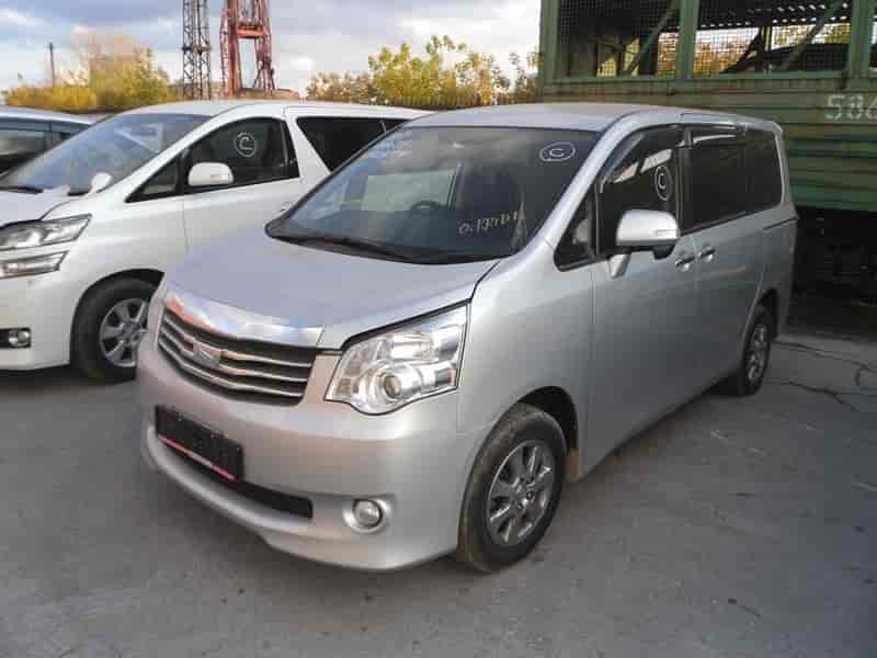 Toyota Noah 8