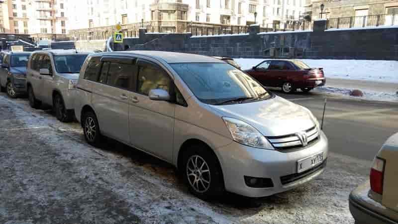 Toyota Isis 9