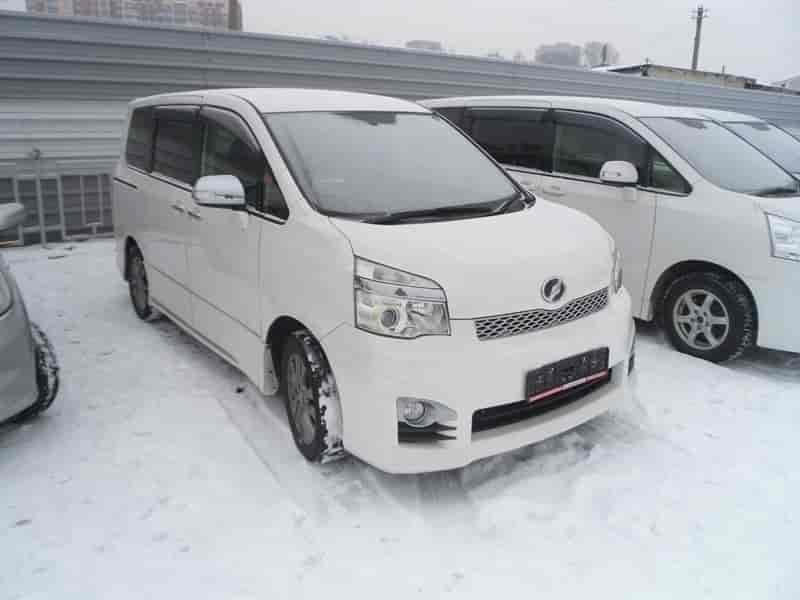 Toyota Voxy 13