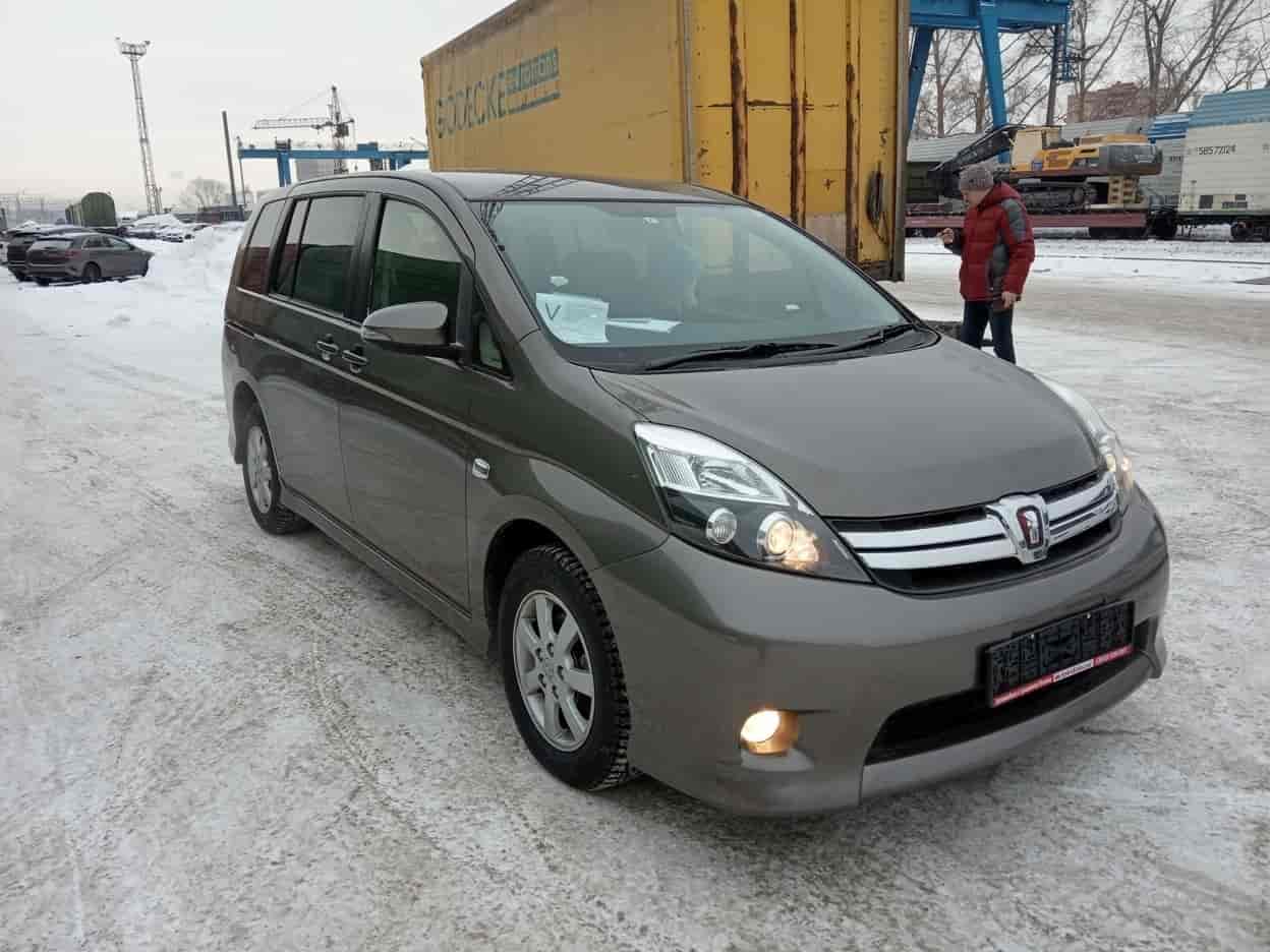 Toyota Isis 12