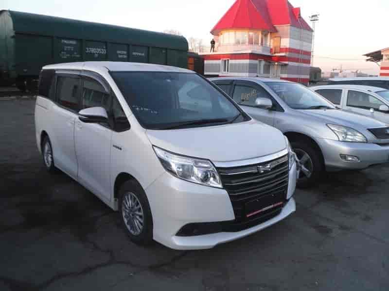 Toyota Noah 13